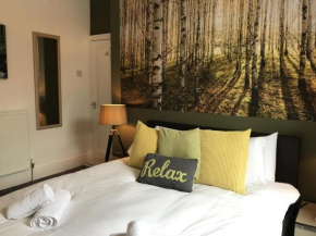 Bright Spacious 3-bed with office & patio, Preston